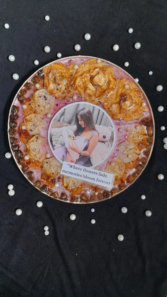 Image of 8 inch round bouquet preservation frame